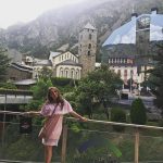 No és el cas ara mateix, precisa el president del Col·legi d’Agents i Gestors Immobiliaris (AGIA), Jordi Galobardas, però sí que avisa que si l’administració no mou fitxa per flexibilitzar la Llei del sòl hi pot haver mancança d’oferta d’habitatges en un futur i, en conseqüència, una alça dels preus. “Si no podem satisfer la demanda que tenim incipient en un altre moment, més endavant, podríem trobar-nos situacions d’inflació perquè precisament no es pot satisfer aquesta demanda”, va assenyalar Galobardas. L’AGIA es va sumar a la petició, articulada a través de la Confederació Empresarial (CEA), de constructors, promotors i propietaris de béns immobles reclamant al Govern un seguit de modificacions de la legislació vigent. “Tirar endavant un pla parcial és molt llarg, massa, el tema administratiu és molt complex i car, i pensem que hi hauria d’haver més facilitats per part de les autoritats, de les diferents administracions, per reduir i escurçar aquests terminis i que fos més econòmic i fàcil de fer”, va assenyalar. Les peticions entregades a l’executiu passen per l’eliminació econòmica en sòl urbà consolidat o bé que aquesta disminueixi i s’actualitzi el valor dels terrenys, ja que estan taxats amb preus d’abans de la crisi, que es rebaixi al 51% el percentatge d’acord necessari per tirar endavant un pla parcial i que els tràmits s’equiparin als dels plans especials de les administracions, més senzills. El president dels immobiliaris sosté, respecte als projectes, que “potser en alguns moments toca frenar-ho una mica però ara no és el cas, ara necessitem que augmenti una mica”.