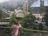 No és el cas ara mateix, precisa el president del Col·legi d’Agents i Gestors Immobiliaris (AGIA), Jordi Galobardas, però sí que avisa que si l’administració no mou fitxa per flexibilitzar la Llei del sòl hi pot haver mancança d’oferta d’habitatges en un futur i, en conseqüència, una alça dels preus. “Si no podem satisfer la demanda que tenim incipient en un altre moment, més endavant, podríem trobar-nos situacions d’inflació perquè precisament no es pot satisfer aquesta demanda”, va assenyalar Galobardas. L’AGIA es va sumar a la petició, articulada a través de la Confederació Empresarial (CEA), de constructors, promotors i propietaris de béns immobles reclamant al Govern un seguit de modificacions de la legislació vigent. “Tirar endavant un pla parcial és molt llarg, massa, el tema administratiu és molt complex i car, i pensem que hi hauria d’haver més facilitats per part de les autoritats, de les diferents administracions, per reduir i escurçar aquests terminis i que fos més econòmic i fàcil de fer”, va assenyalar. Les peticions entregades a l’executiu passen per l’eliminació econòmica en sòl urbà consolidat o bé que aquesta disminueixi i s’actualitzi el valor dels terrenys, ja que estan taxats amb preus d’abans de la crisi, que es rebaixi al 51% el percentatge d’acord necessari per tirar endavant un pla parcial i que els tràmits s’equiparin als dels plans especials de les administracions, més senzills. El president dels immobiliaris sosté, respecte als projectes, que “potser en alguns moments toca frenar-ho una mica però ara no és el cas, ara necessitem que augmenti una mica”.