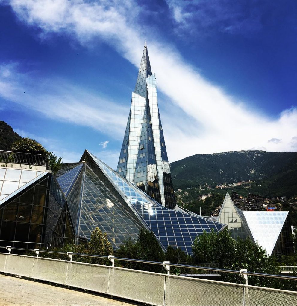 Andorre Fiscalité est une plateforme créée par l’avocate, Yolanda SOLÀ RUIZ, spécialiste en Droit des Affaires Internationales, diplômée de l’Université des Sciences de Toulouse I, inscrite au Barreau des avocats d’Andorre depuis 1997 et ayant exercé auparavant en tant qu’avocate auprès de la Douane andorrane et Responsable des relations entre la Principauté d’Andorre et l’Union européenne. Maître Yolanda SOLÀ RUIZ a  été Conseiller juridique pendant plus de dix ans, auprès de trois ministères du Gouvernement andorran (Les Affaires Étrangers, la Justice et l’Intérieur, et la Santé), ce qui lui a permis de connaître parfaitement les rouages de l’administration andorrane. (Un atout pour activer toutes les démarches administratives nécessaires à la constitution de société ainsi que pour l’obtention d’une résidence andorrane). Il est important de noter que ce n’est que depuis 2012, que la Principauté d’Andorre a ouvert son marché économique aux investisseurs étrangers qui peuvent désormais constituer seul ou avec plusieurs actionnaires étrangers une société andorrane sans devoir résider sur le territoire andorran ni s’associer avec un associé de nationalité andorrane. Depuis l’approbation de la Loi sur l’ouverture économique en 2012, l’investisseur étranger peut donc à présent détenir 100 % du capital social de sa société et de ce fait bénéficier de la fiscalité andorrane « privilégiée » avec, entre autres, un impôt sur les sociétés au taux de 10 % plafonné et non progressif pour les bénéfices des sociétés, exonération des dividendes,10 % sur les revenus, une TVA (appelée IGI) de 4,5 %, aucun impôt sur le patrimoine et aucun impôt sur les successions. La plateforme Andorre fiscalité (dénommée aussi à l’international : Andorra Investment) a pour objet d’accompagner les chefs d’entreprise à réaliser leur projet d’implantation en Andorre à travers des conseils juridiques, mais également des conseils pratiques. Cette plateforme vient par ailleurs en aide aux entrepreneurs qui souhaitent faire de l’Andorre leur résidence fiscale. C’est le Cabinet d’avocats MEDIACOM avocats qui se chargent de toutes les démarches juridiques et administratives nécessaires à la réalisation du projet de l’investisseur (constitution de société en Andorre, ouvertures de commerces, obtention du permis de résidence en Andorre, résidence fiscale, dépôt de marques, droit du travail, rédaction de contrats, achat de biens immobiliers etc.)