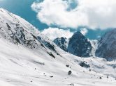 GESTORIA Somos un equipo experto en trámites administrativos y empresariales. Nuestra consultora puede ayudarte: RESIDENCIA EN ANDORRA Tramitación de permiso de residencia activa, residencia pasiva, residencia temporal, residencia por reagrupación familiar, residencia por cuenta propia. Investir en Andorre Avec des conditions économiques et fiscales avantageuses, une qualité de vie incontestable, la Principauté d’Andorre est un pays riche en opportunités pour faire des affaires et s’installer. Avec un revenu par tête supérieur à la moyenne européenne et l’espérance de vie la plus longue du monde, Andorre bénéficie d’un cadre urbain sécurisant, d’un système de santé développé ainsi que de trois systèmes scolaires (andorran, français et espagnol). Le tourisme et les loisirs sont aussi à l’honneur. Andorre dispose d’un patrimoine historique et culturel riche, une gastronomie traditionnelle et internationale de qualité, et le shopping le moins cher d’Europe. Le cadre naturel des Pyrénées offre un climat particulier, la possibilité de skier et de bénéficier de la montagne tout au long de l’année. L’économie andorrane est en cours de diversification et se concentre sur l’offre de service principalement liée au tourisme, au commerce, à l’immobilier et à la finance. Afin d’inciter davantage à la diversification et à la croissance, le Gouvernement d’Andorre a mis en place une stratégie de réformes économiques qui établit notamment un cadre régulateur moderne, transparent et reconnu internationalement. Dans le cadre économique et financier, le Gouvernement d’Andorre a mis en place une série de législations destinées à dynamiser l’investissement et le développement du tissu entrepreneur. Ces mesures s’articulent autour de nouvelles lois sur les Sociétés, la comptabilité et l’investissement étranger. Elles régissent respectivement le comportement des entreprises dans la Principauté, établissent les normes comptables et les responsabilités des entreprises andorranes et déterminent les possibilités d’investissement dans les entreprises et activités de la Principauté. 