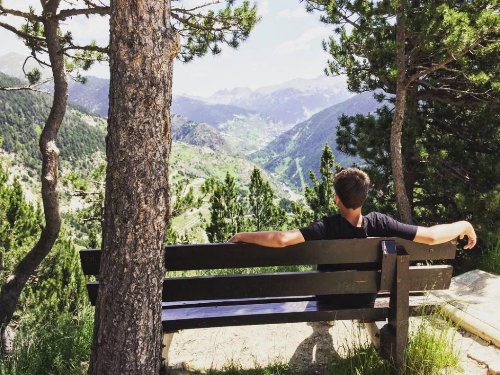 Investir en Andorre Avec des conditions économiques et fiscales avantageuses, une qualité de vie incontestable, la Principauté d’Andorre est un pays riche en opportunités pour faire des affaires et s’installer. Avec un revenu par tête supérieur à la moyenne européenne et l’espérance de vie la plus longue du monde, Andorre bénéficie d’un cadre urbain sécurisant, d’un système de santé développé ainsi que de trois systèmes scolaires (andorran, français et espagnol). Le tourisme et les loisirs sont aussi à l’honneur. Andorre dispose d’un patrimoine historique et culturel riche, une gastronomie traditionnelle et internationale de qualité, et le shopping le moins cher d’Europe. Le cadre naturel des Pyrénées offre un climat particulier, la possibilité de skier et de bénéficier de la montagne tout au long de l’année. L’économie andorrane est en cours de diversification et se concentre sur l’offre de service principalement liée au tourisme, au commerce, à l’immobilier et à la finance. Afin d’inciter davantage à la diversification et à la croissance, le Gouvernement d’Andorre a mis en place une stratégie de réformes économiques qui établit notamment un cadre régulateur moderne, transparent et reconnu internationalement. Dans le cadre économique et financier, le Gouvernement d’Andorre a mis en place une série de législations destinées à dynamiser l’investissement et le développement du tissu entrepreneur. Ces mesures s’articulent autour de nouvelles lois sur les Sociétés, la comptabilité et l’investissement étranger. Elles régissent respectivement le comportement des entreprises dans la Principauté, établissent les normes comptables et les responsabilités des entreprises andorranes et déterminent les possibilités d’investissement dans les entreprises et activités de la Principauté. 