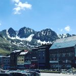 Desenes de treballadors han patit durant la temporada d’hivern les dificultats per trobar un habitatge. Superada aquella conjuntura la situació va fluctuant i afecta de manera general les parròquies centrals, sobretot si se cerquen pisos grans, i les agències de contractació també es queixen de la falta d’oferta d’alt estànding. Els problemes han arribat amb la revifada econòmica després que moltes promocions anessin a parar als bancs per la impossibilitat dels titulars de col·locar-les al mercat i que molts privats no trobessin inquilins per treure rendiment a les cases. La solució en molts casos ha estat la conversió, complint la legalitat o no, en allotjaments turístics amb el resultat d’un increment molt notable de les places per a visitants, de la qual es queixen principalment els hotelers, que tenen un rival més, i força competitiu per preu, en el repartiment de les estades. Els immobiliaris i constructors plantegen des de fa mesos que el camí per solucionar la falta d’oferta d’habitatges és revisar la normativa vigent perquè sigui més fàcil posar en marxa noves edificacions. Molt probablement la llei s’ha de modificar i adaptar-la als criteris actuals de valoració dels terrenys per cobrar la cessió urbanística i també les condicions per tirar endavant plans parcials. Els comuns fa mesos que estan fent els deures. Els nous plans d’urbanisme han tingut en compte les peticions dels propietaris i les deficiències detectades en el marc legal vigent, perquè les circumstàncies econòmiques han canviat radicalment respecte al moment que es va redactar la primera legislació urbanística, i han rebaixat la cessió en alguns casos per facilitar la construcció. Un conjunt de mesures que amb les necessitats del mercat i l’impuls dels inversors haurien d’anar-se reflectint en noves promocions. De manera ordenada i ajustada al volum del Principat i potser també compensada amb les necessitats de rehabilitació que poden donar vida a molts immobles existents. La flexibilització de les normes no es pot pretendre, però, com una via per tornar a un creixement descontrolat en l’oferta. Les peticions d’immobiliaris i constructors s’han de tenir en compte com un agent més però no per donar facilitats. L’edificació ha de revifar perquè estigui justificada per la demanda i perquè l’inversor, com en d’altres sectors, faci l’aposta si creu que li sortirà bé.