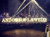 La Cambra de Comerç considera que la pressió fiscal, especialment amb l’entrada en vigor dels nous tributs des de l’arribada dels demòcrates, ha anat força més enllà del que els empresaris esperaven. L’argument es basa en el fet que l’increment dels últims anys, amb un 5,7% més, comença a aixecar les alarmes respecte a possibles afectacions en la competitivitat de les empreses envers l’exterior. La mitjana andorrana és del 25,3%, mentre que la mitjana europea és del 39,9%. La comparativa pot portar a engany, perquè la mitjana europea inclou estats amb fiscalitats tradicionalment molt altes (com la dels nòrdics), mentre que n’hi ha d’altres en l’espectre en què es mou el Principat. La Cambra va voler fer especial èmfasi en aquest tema, dins de la presentació del balanç anual, perquè vol certes garanties per part de l’executiu que no hi haurà més increments. Jordi Cinca es va encarregar immediatament de contestar als empresaris per assegurar que no hi ha previst cap augment dels tipus impositius els propers anys, més enllà de “petites variacions” que puguin venir per les adaptacions del marc legal als nous escenaris internacionals. És cert que l’increment de la pressió els últims anys ha estat molt important, però no cal oblidar que la perspectiva de les arques públiques per als pròxims anys presenta incògnites importants. Com ha advertit múltiples vegades la Caixa Andorrana de la Seguretat Social, el percentatge de cotització dels assalariats es troba molt lluny de garantir la sostenibilitat, tant del model sanitari com del sistema de pensions. Durant el mandat de Martí es van apujar dos punts les cotitzacions, però segons les dades sanitàries i de pensions, es tracta d’un increment minúscul envers el qual necessita la viabilitat del sistema. És molt possible que els recursos que s’han de destinar al sistema sanitari (la CASS ha avisat que en cinc anys el dèficit anual pot arribar a uns 90 milions) i al de pensions (els diners a la caixa només donen per garantir els pagaments a mitjà termini) formin part important del debat per a la propera campanya electoral. Com que segurament serà la situació més compromesa a l’horitzó per les xifres que es mouen, seria molt positiu que els diferents partits fossin capaços de consensuar les mesures correctores.EtiquetesEditorial #1pepe (15/09/17 10:51) dadles las gracias a los politicos, sus gastos suben cada dia mas y la padrina necesita vuestro dinero y agarraos que vienen curvas, pq eso q dicen de descentralizar solo sirve para gastar mucho mas dinero para nada y para q cuando haya un problema todas las administraciones implicadas digan q es problema de la otra y asi los abogados, tendran mas trabajo.....Nihil novit sub sole, pq el q corta y reparte...siempre se lleva la mejor parte.... Respondre Comenta el contingut