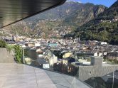 El preu dels lloguers ja ha arribat a una mitjana de deu euros el metre quadrat, segons el creuament de dades entre diferents gestors immobiliaris. Cal entendre que aquest és un preu mitjà que en aquest cas recull les grans diferències entre les distintes zones del país. Al centre, al nucli comercial i al voltant, no només els preus són molt més alts: amb més de 15 euros el metre quadrat, sinó que és molt difícil trobar-ne. Aquest és el tipus d’habitatge, segons les fonts immobiliàries, que, juntament amb cases de diverses plantes, més han demanat els residents passius que han arribat a Andorra els últims anys. Aquest degoteig de nous residents passius ha fet que l’oferta dels habitatges de lloguer d’alt standing s’hagi anat esgotant progressi- vament. Els diferents gestors consultats coincideixen que el preu bàsic d’inici en els lloguers és de 400 euros i pertany a estudis (un sol ambient) en les zones d’apartaments turístics. La mitjana dels preus dels estudis, però, es troba en uns 450 euros i marca l’inici d’escalada de preus. A mesura que es van sumant habitacions puja entre cent i cent-cinquanta euros més. S’ha d’entendre que els metres quadrats d’un habitatge o el nombre d’habitacions són només dos paràmetres genèrics per a la catalogació de preus. Hi ha factors que fan canviar de forma substancial (fins i tot reduint a la meitat o pujant al doble) el preu del lloguer. La ubicació i l’estat de conservació són elements clau que d’alguna forma queden fusionats en les estadístiques a l’hora de cercar una mitjana.