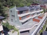 Les Illes Balears han experimentat una combinació de factors que han portat l'habitatge a una precarització extrema. La combinació entre salaris baixos dels treballadors, el preu dels pisos de lloguer i l'escàs mercat d'habitatge per l'impacte dels apartaments turístics ha derivat que les illes s'hagin omplert de pisos pastera, gent vivint en furgonetes i que s'estiguin llogant per viure fins i tot les terrasses dels habitatges. El mercat nacional, segons diferents fonts del sector immobiliari, no es troba ni molt menys en una situació tan extrema, però sí que ha començat a mostrar uns indicis com els que es van començar a donar a les Balears. Les mateixes fonts apunten que el més greu és que a curt o mitjà termini no es veu una solució, i encara més preocupant: si l'economia continua millorant i aug­menta el nombre d'assalariats significativament la situació molt possiblement empitjorarà de forma substancial. El resum és que hi ha molt pocs pisos de lloguer i a uns preus desorbitats. Per menys de 500 euros és ja gairebé impossible trobar un estudi en qualsevol parròquia, i un pis de tres habitacions ja està en mil euros a pràcticament qualsevol indret.