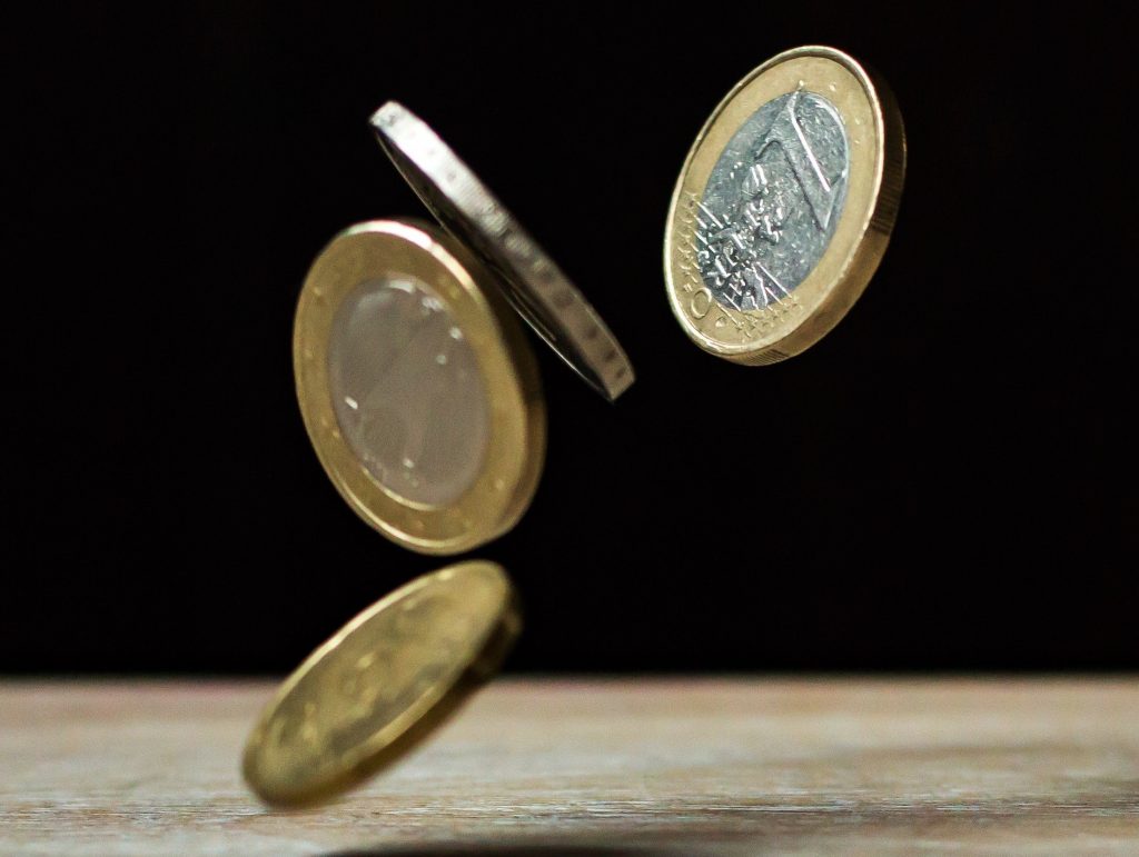 La Banque européenne d'investissement (BEI) pourra librement exercer son activité en Andorre et, en outre, sera exonérée d'impôts. C'est ce que prévoit la convention signée entre le Gouvernement et l'institution financière, qui doit maintenant être validée par le Conseil général. Le document prévoit également d'autres privilèges tels que l'immunité de leurs représentants ou qu'en aucun cas la législation sur l'immigration ne leur sera appliquée.