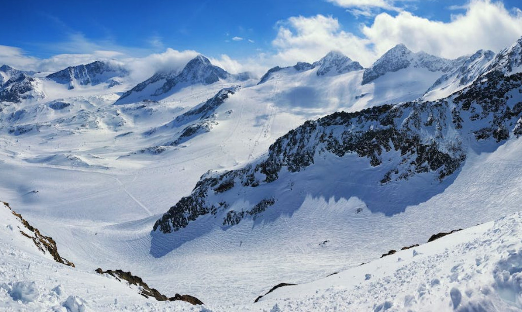 Nous autocars més còmodes i amb motors més eficients Els vehicles disposen de 53 places per a passatgers Nous autocars més còmodes i amb motors més eficients Els vehicles disposen de 53 places per a passatgers